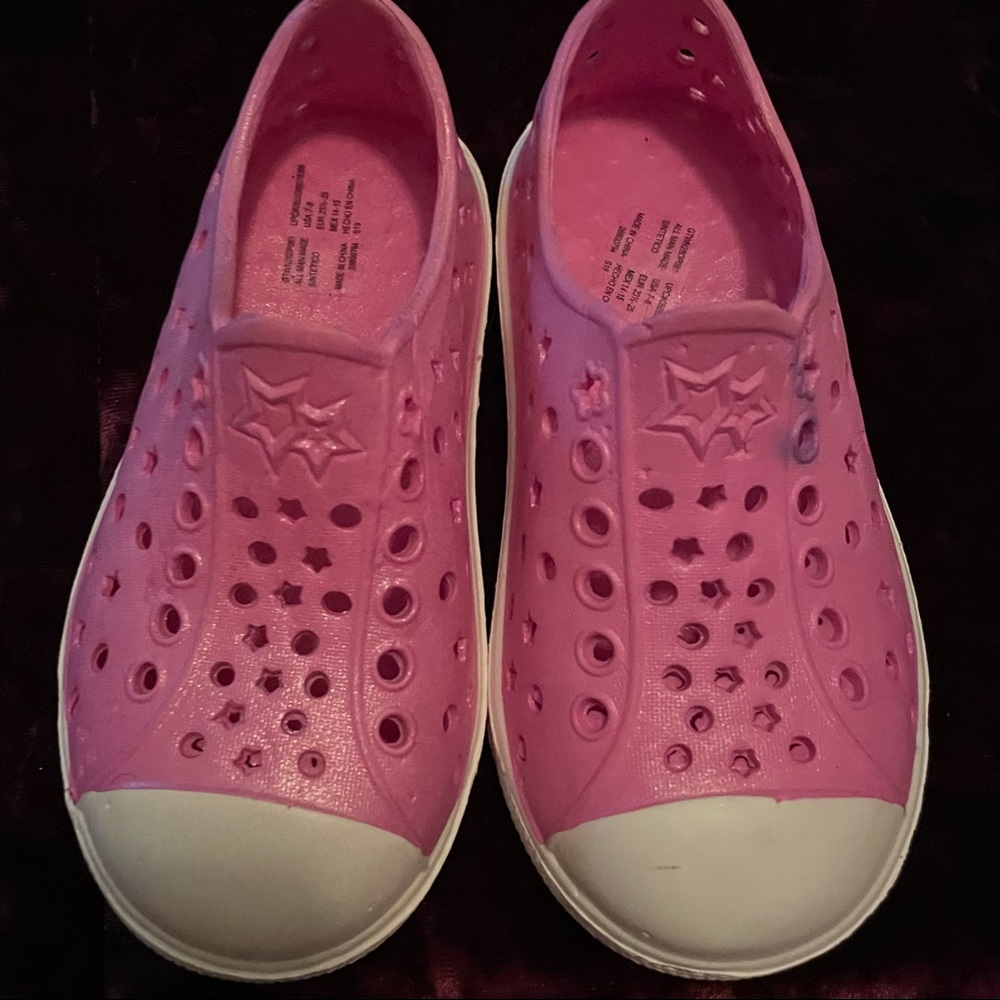 S7 - girls 7-8 water shoes